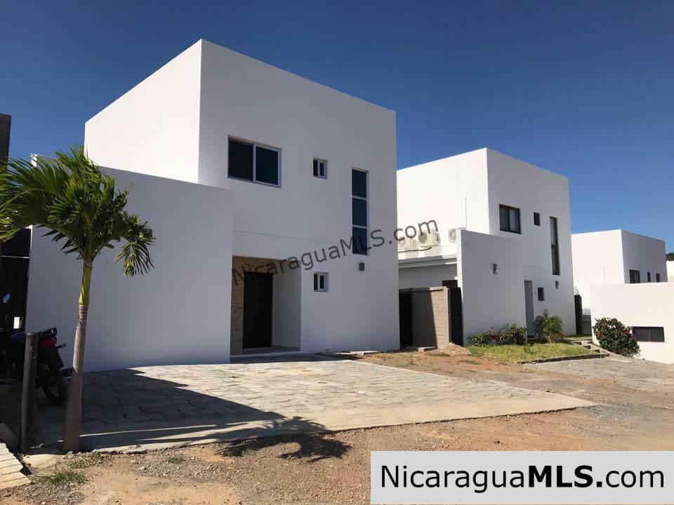 3 bedroom house in Vistas de Miramar neighborhood