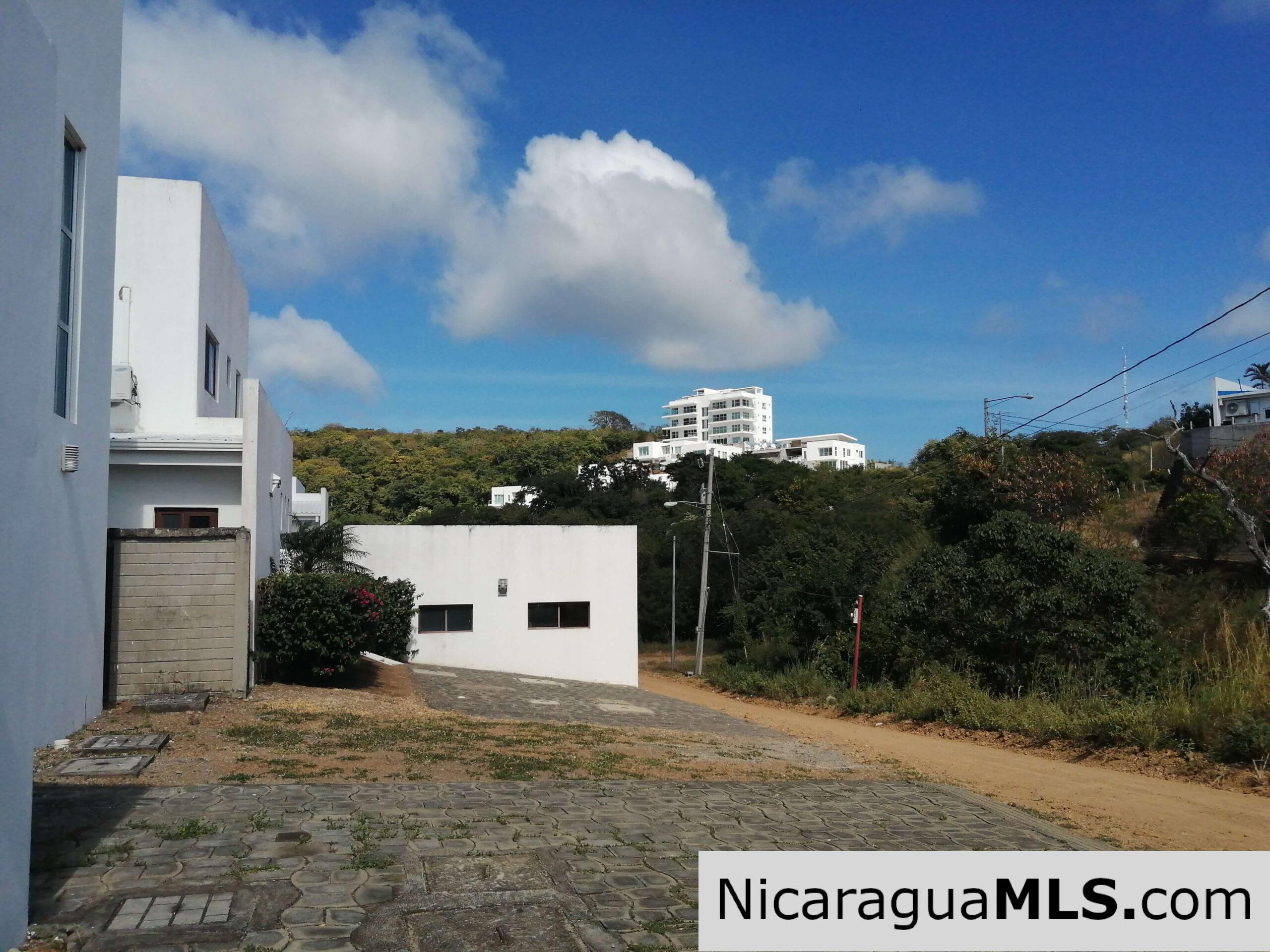 3 bedroom house in Vistas de Miramar neighborhood