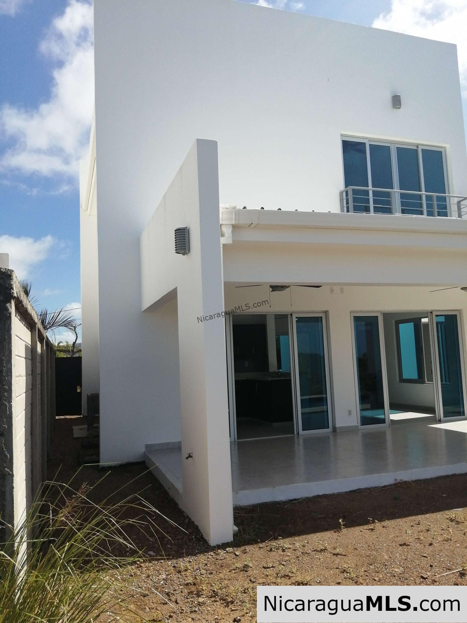 3 bedroom house in Vistas de Miramar neighborhood