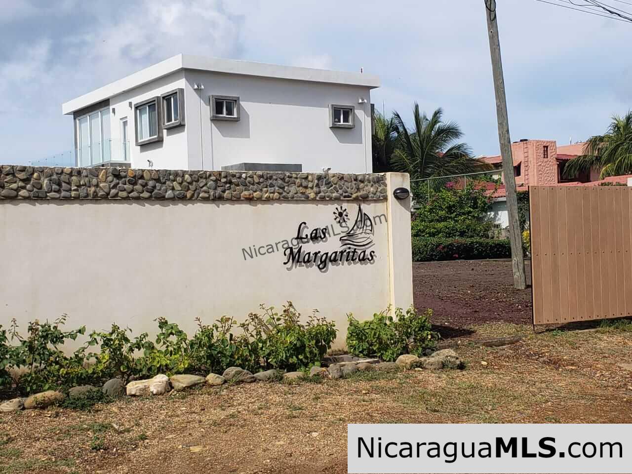 Beachfront House “Las Maragritas” in Guasacate Beach,Tola