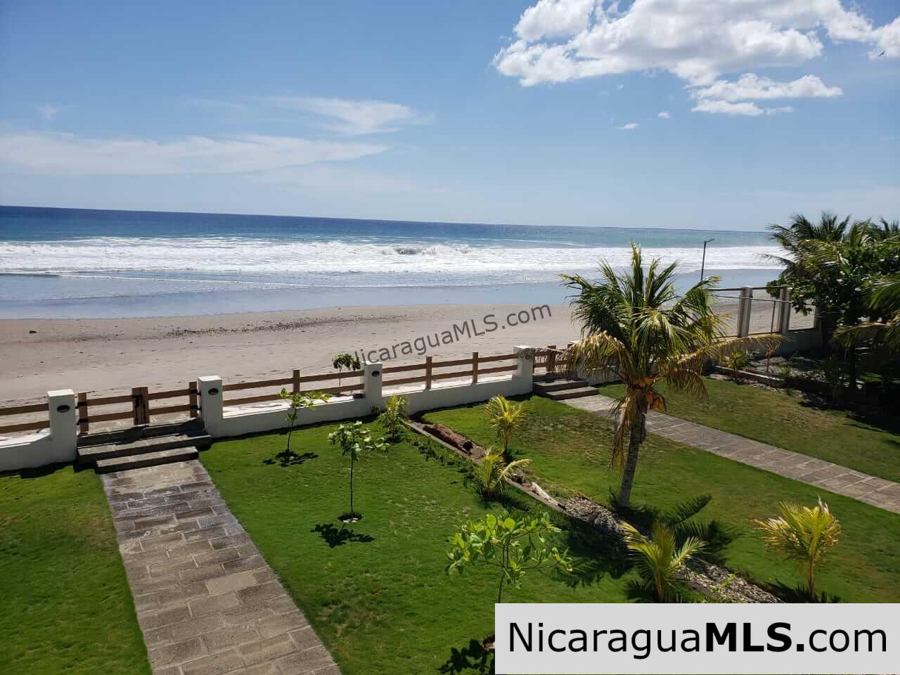 Beachfront House “Las Maragritas” in Guasacate Beach,Tola