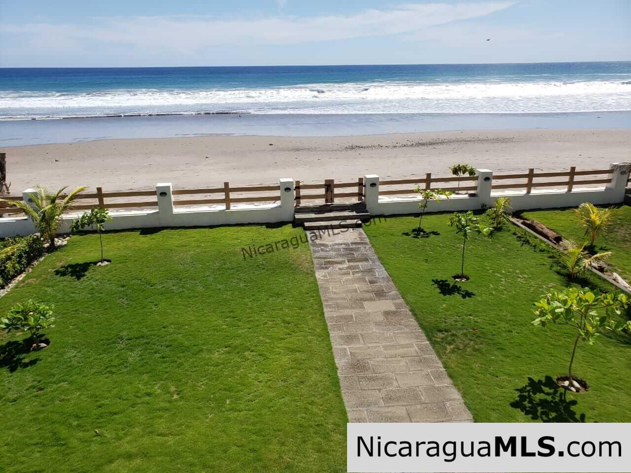 Beachfront House “Las Maragritas” in Guasacate Beach,Tola