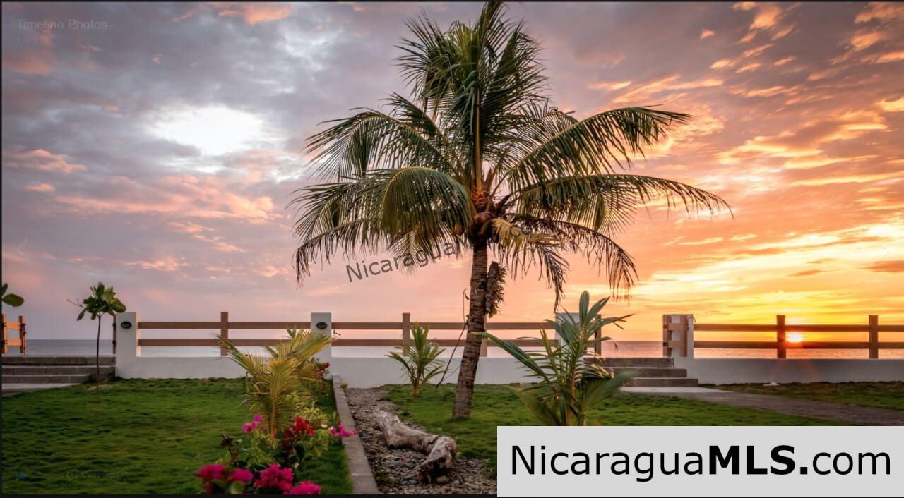 Beachfront House “Las Maragritas” in Guasacate Beach,Tola