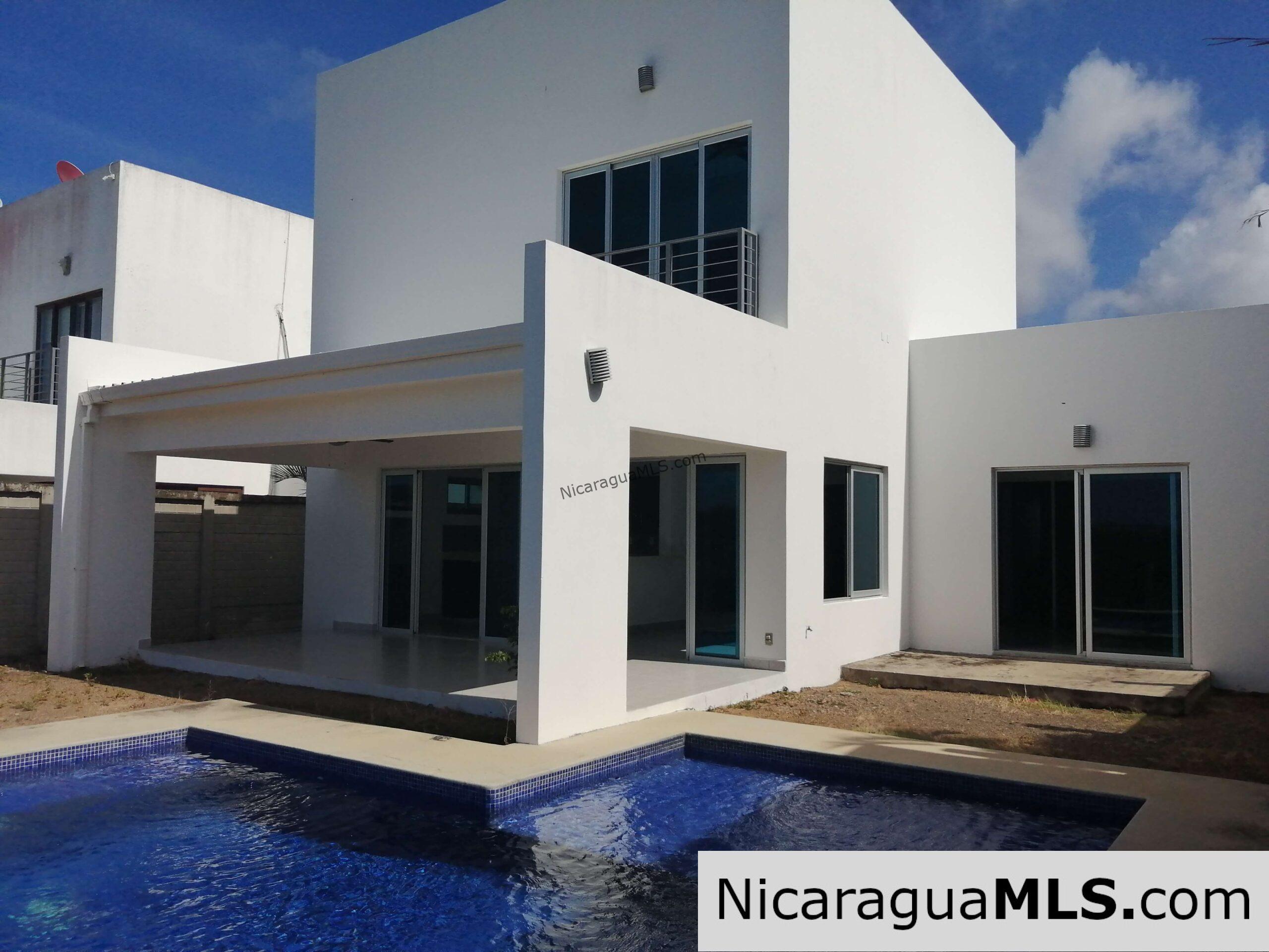3 bedroom house in Vistas de Miramar neighborhood