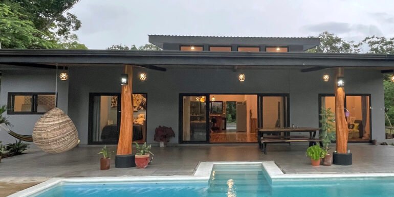 Large Multi-Casa Equestrian Estate with stables on 2.5 acres - Image 2