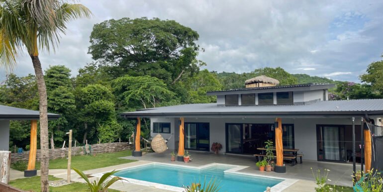 Large Multi-Casa Equestrian Estate with stables on 2.5 acres - Image 3