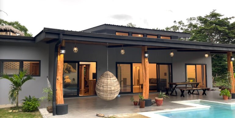 Large Multi-Casa Equestrian Estate with stables on 2.5 acres - Image 4