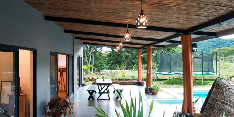 Large Multi-Casa Equestrian Estate with stables on 2.5 acres - Image 6