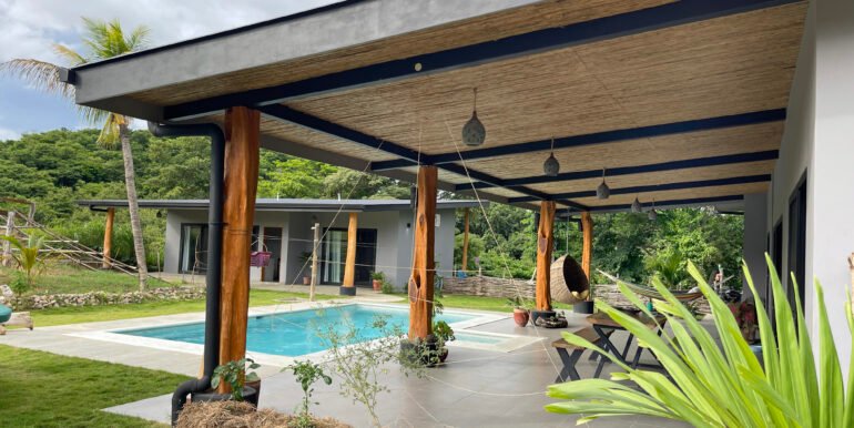 Large Multi-Casa Equestrian Estate with stables on 2.5 acres - Image 7