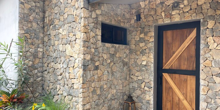 Large Multi-Casa Equestrian Estate with stables on 2.5 acres - Image 9