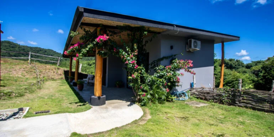 Large Multi-Casa Equestrian Estate with stables on 2.5 acres - Image 14