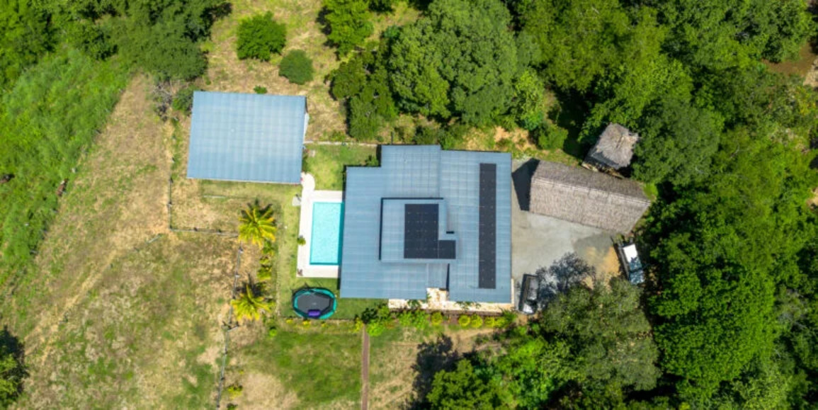 Large Multi-Casa Equestrian Estate with stables on 2.5 acres - Image 17