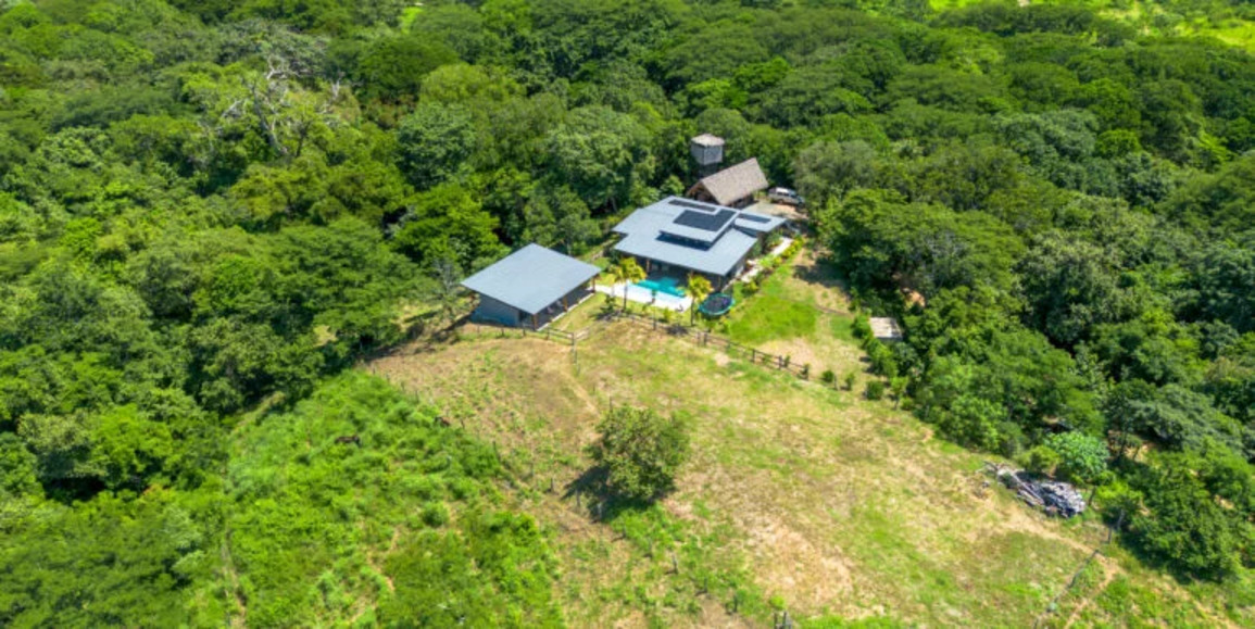Large Multi-Casa Equestrian Estate with stables on 2.5 acres - Image 12