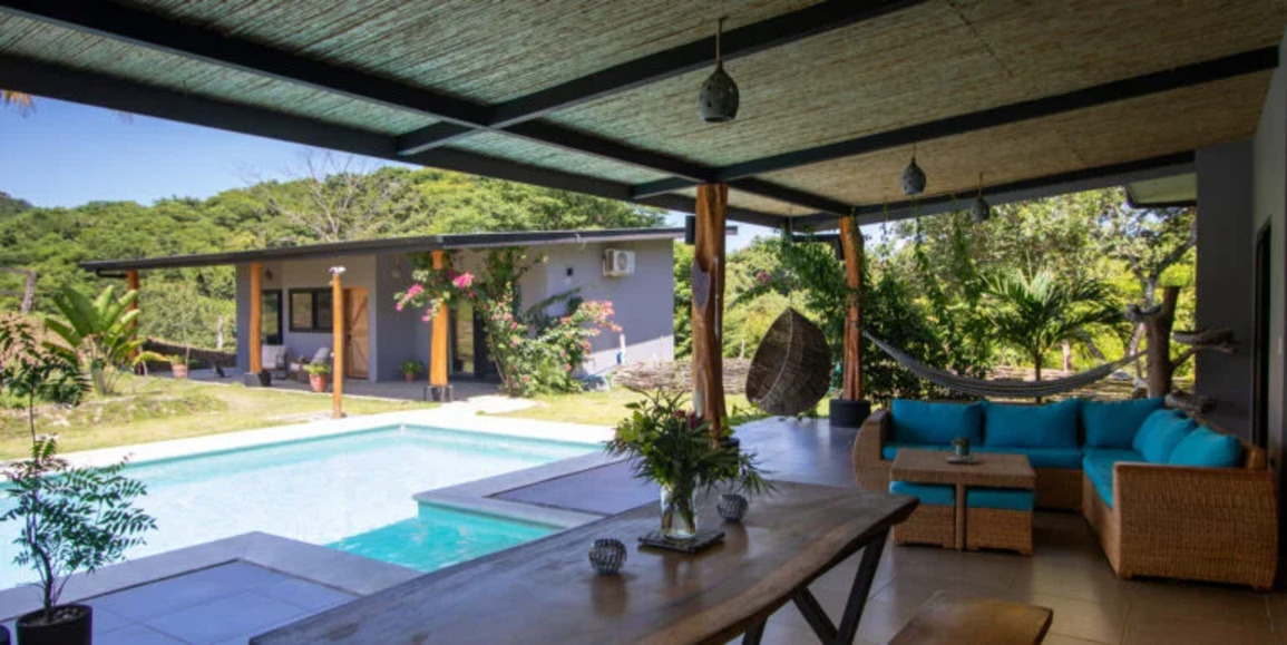 Large Multi-Casa Equestrian Estate with stables on 2.5 acres - Image 15