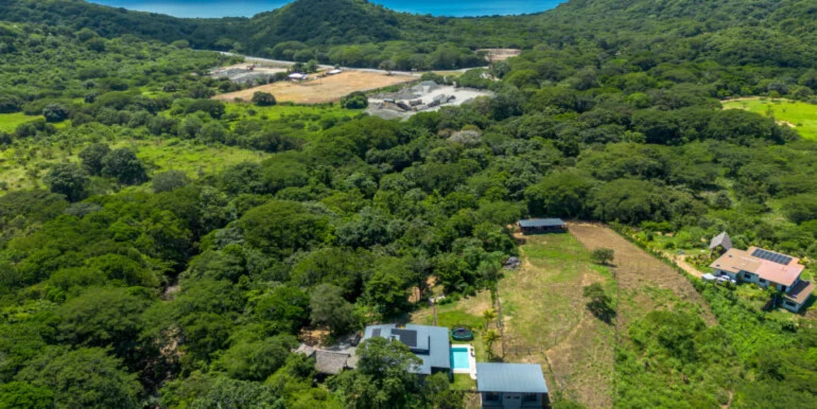 Large Multi-Casa Equestrian Estate with stables on 2.5 acres - Image 13