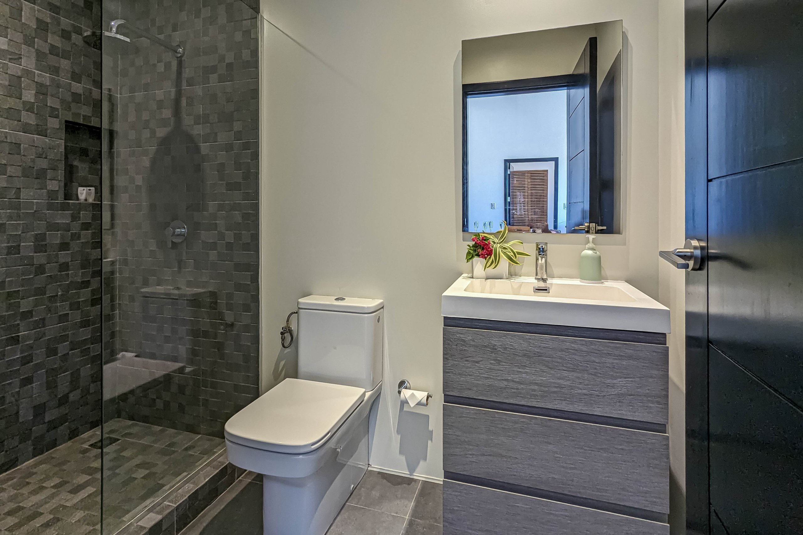 Upscale Ocean View Condo In An Unbeatable Location - Image 19