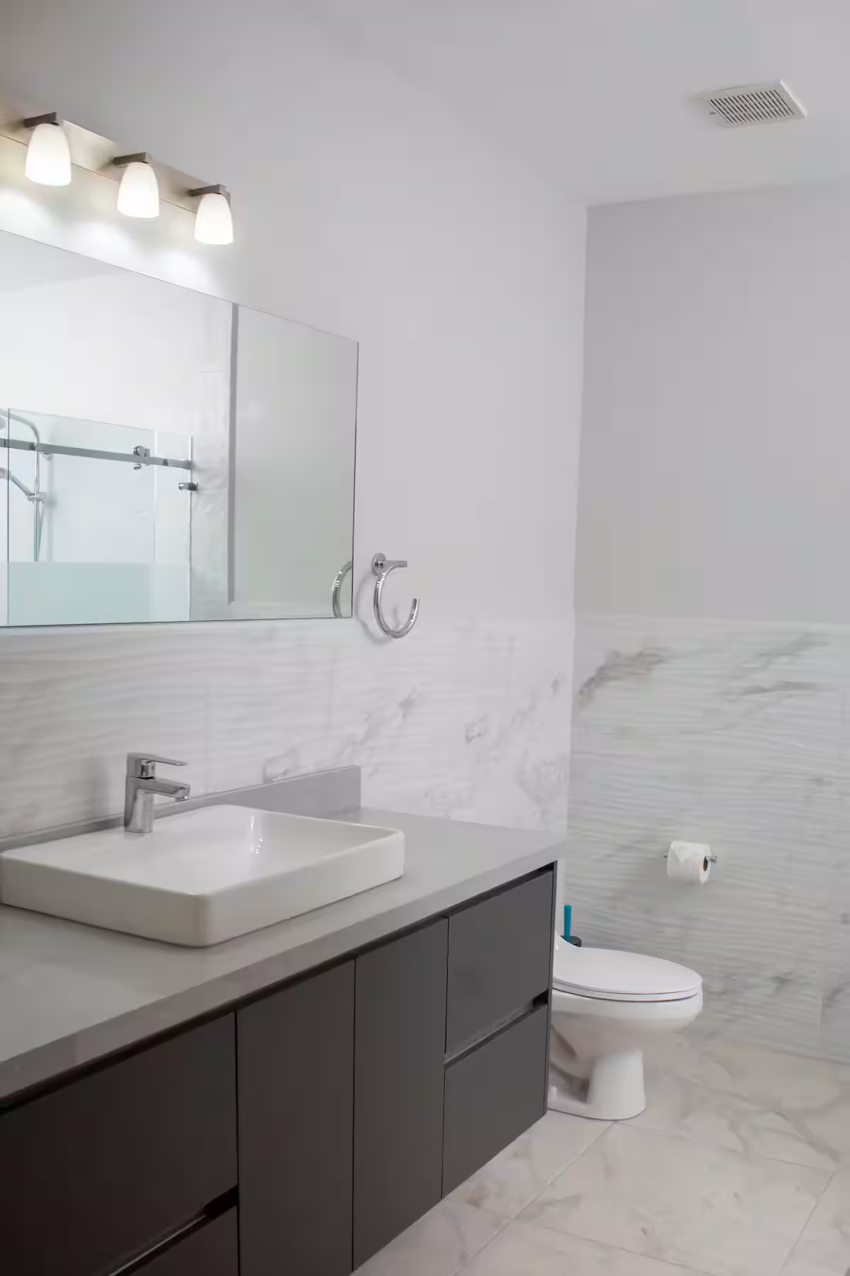Center Bay 2BD upscale condo with 180 degree water views - Image 17